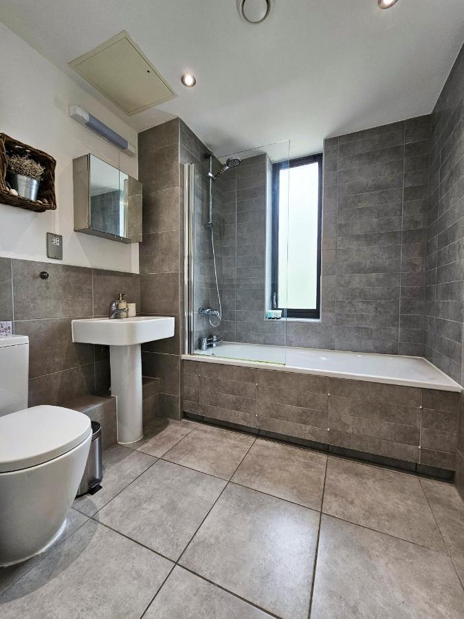 Centrally Located Spacious Flat Near Canary Wharf Лондон Екстериор снимка