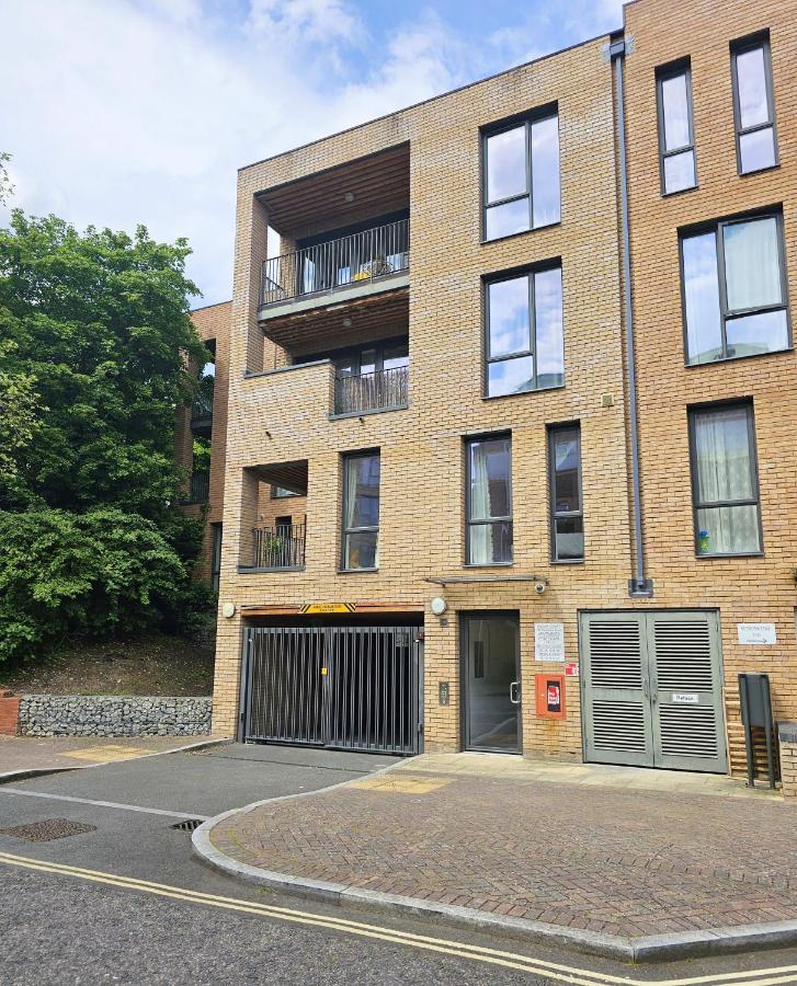 Centrally Located Spacious Flat Near Canary Wharf Лондон Екстериор снимка
